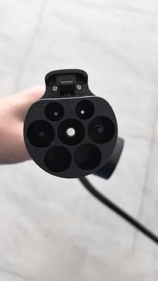 Estação de carregamento de veículos elétricos com corrente de saída AC de 14 kW e conector duplo